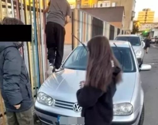  A parcat la intrarea în școală, iar elevii au urcat pe mașină pentru a ieși sau a intra