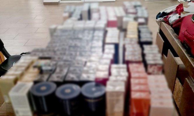 Parfumuri şi încălţăminte sport contrafăcute, în valoare de 193 de mii de lei, descoperite de vameși