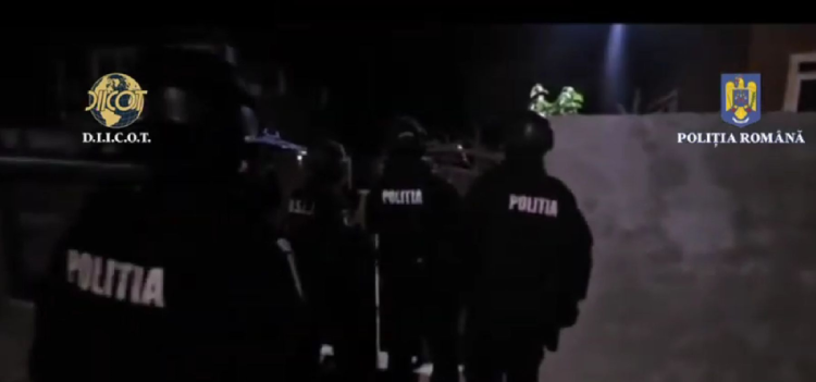 Percheziții la proxeneți, care obligau dansatoarele dintr-un club din Constanța să se prostitueze. Video