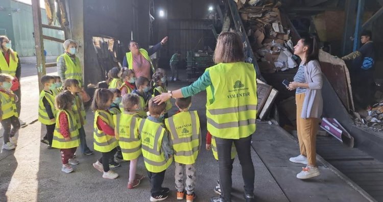 Grupa mijlocie ,,Raze marine” de la Grădinița PP nr.6 din Constanța a ajuns la stația de sortare și reciclare