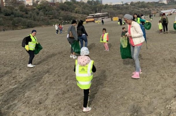 80 de preșcolari de la Grădinița Nr. 44  Program Prelungit Constanța au ecologizat plaja Modern
