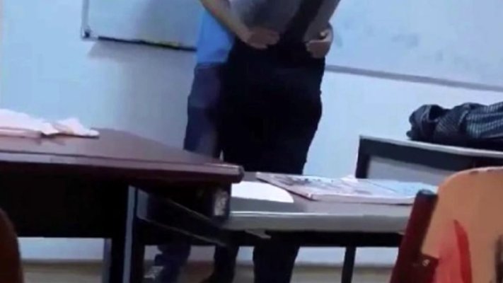 Profesor săltat de poliţie în timp ce îşi dădea întâlnire cu o elevă minoră, într-o sală de clasă