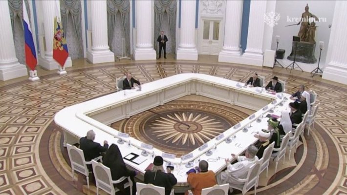 Putin și-a primit invitații la o masă uriașă și a ajuns din nou ținta ironiilor