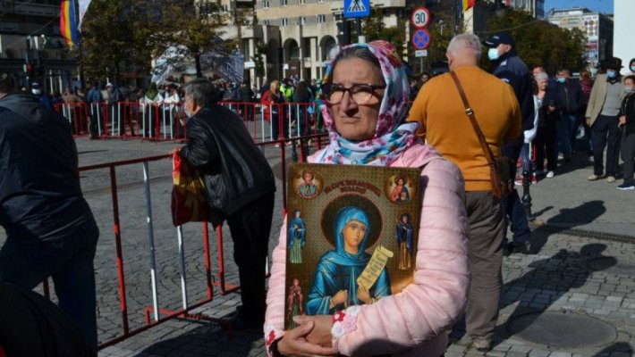 Peste 60.000 de oameni s-au închinat la racla Sf. Parascheva din Iași