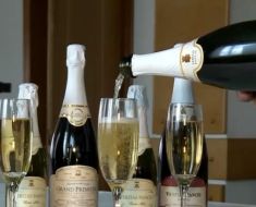 Un român a reușit să fure 25.000 de sticle de șampanie, fără să fie prins. Angajatorii lui au fost condamnați