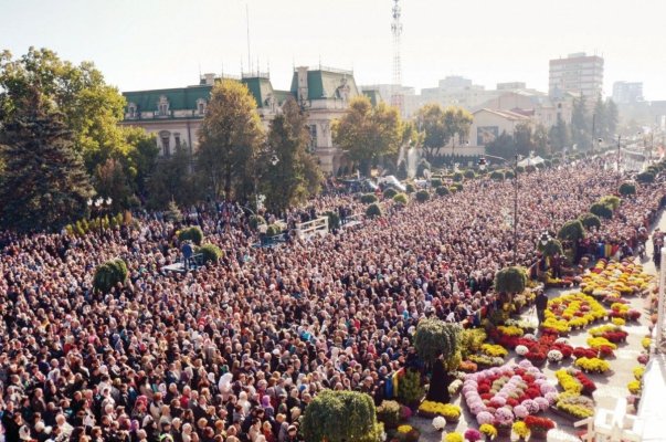 Peste 60.000 de persoane s-au închinat la racla Sf. Parascheva; 400 de persoane la rând
