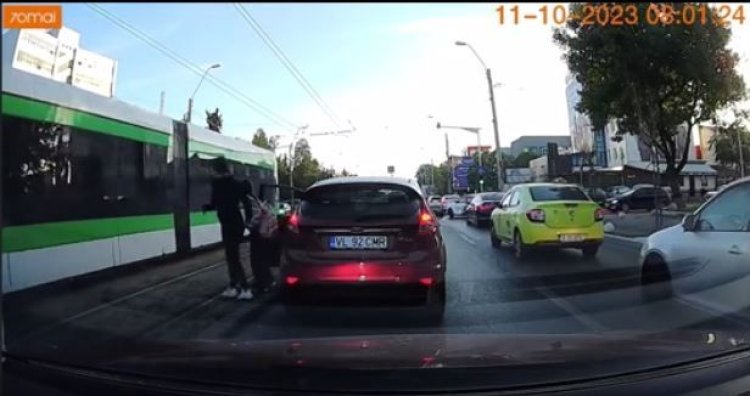O șoferiță a lăsat mașina în mijlocul drumului și a traversat strada ilegal cu un copil de mână. Video