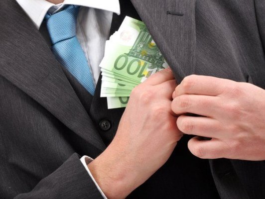 Un bărbat a fost trimis în judecată, după ce ar fi cerut mii de euro pentru angajări în MAI