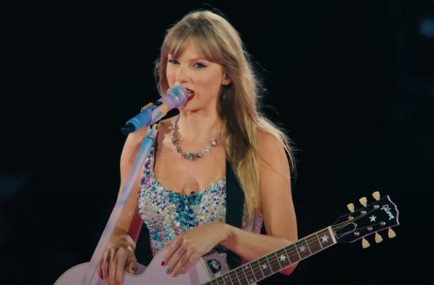  Taylor Swift şi-a lansat filmul-concert ''The Eras Tour'' într-un cinematograf din Los Angeles