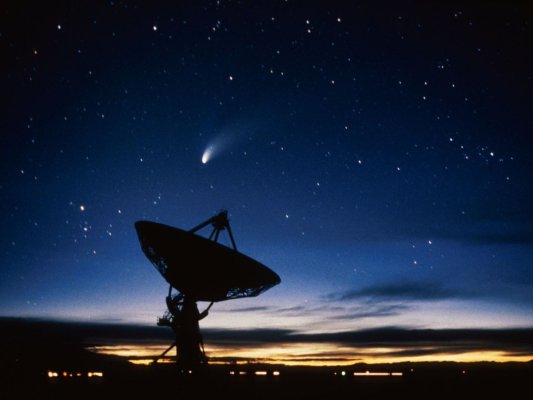 Un semnal radio misterios a călătorit 8 miliarde de ani prin Univers ca să ajungă la Pământ 