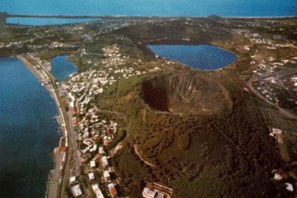 Italia se pregăteşte pentru posibile evacuări în masă în zona unui supervulcan de lângă Napoli 