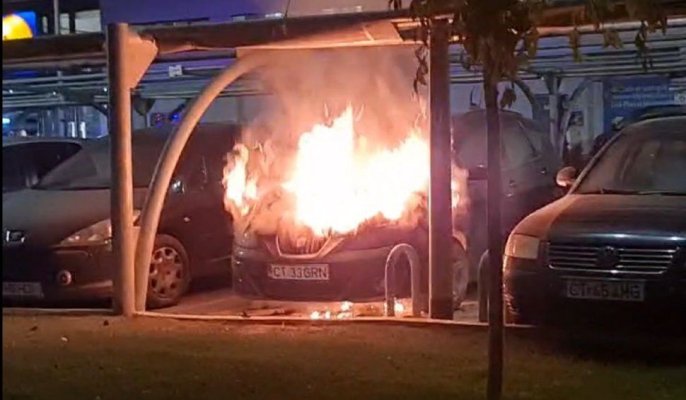 Au mers cu copilul la cumpărături, în Lidl, iar când au ieşit şi-au găsit maşina în flăcări!