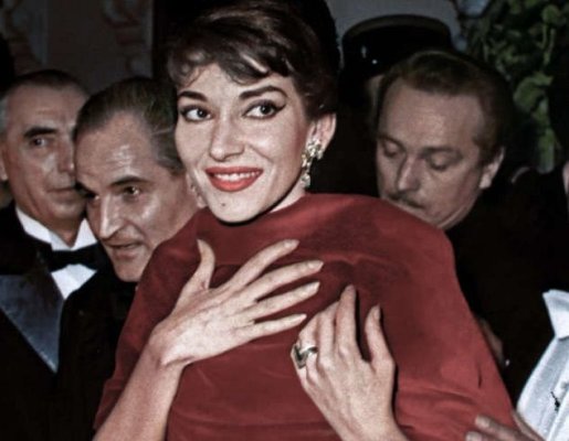 Role de film alb-negru ce prezintă debutul Mariei Callas la Paris, convertite în imagini color