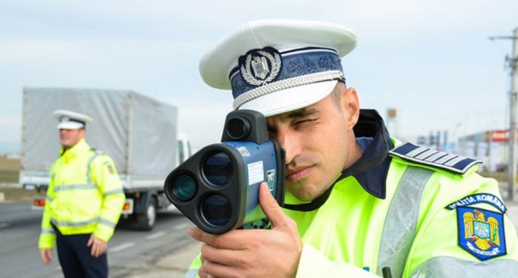 Un șofer de 20 de ani, prins în timp ce circula cu 227 km/h  