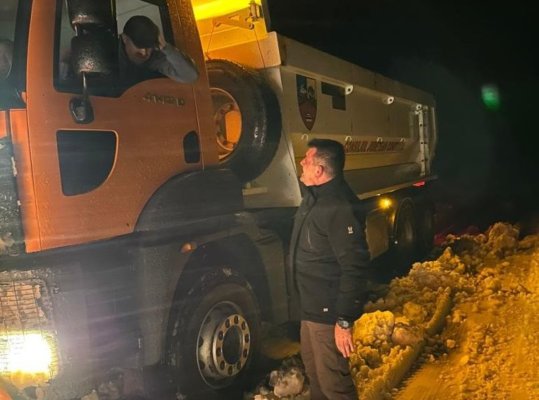 Angajații de la Drumuri Județene au intervenit în județ, după ninsoarea puternică de azi-noapte. Video