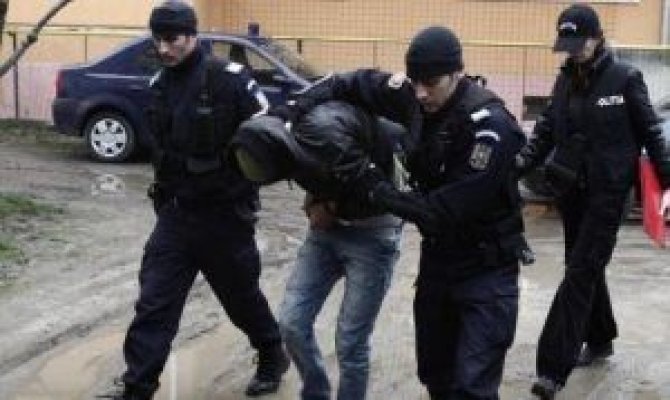 Patru minori care s-au filmat în timp ce violau o fată, au fost audiați de DIICOT
