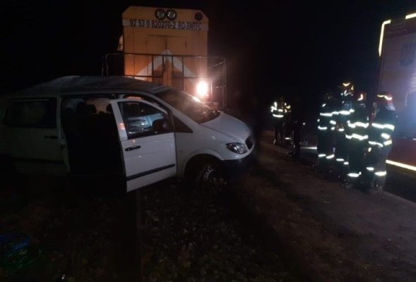 Un tren de călători a lovit o utilitară. Mai multe persoane, rămase încarcerate