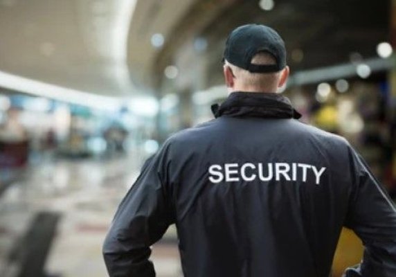 Un agent de pază de 37 de ani a murit subit, într-un supermarket