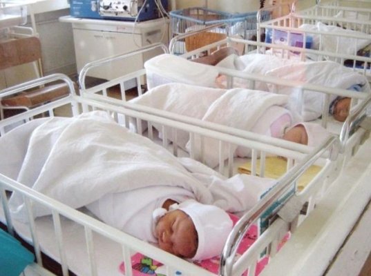 Tripleți abandonați de mamă în maternitate. Motivul pentru care femeia i-a părăsit