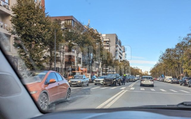 Atenție, șoferi! Se circulă cu dificultate în zona City Mall, din cauza unui accident rutier