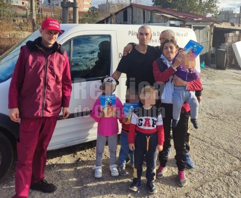 O familie cu trei copii trăiește într-o sărăcie lucie, într-o cămăruță din zona Gării Constanța. Video 