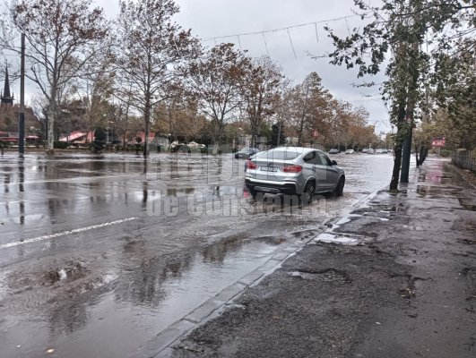 O porțiune a străzii Soveja, inundată, după furtuna dezastruoasă de sâmbătă