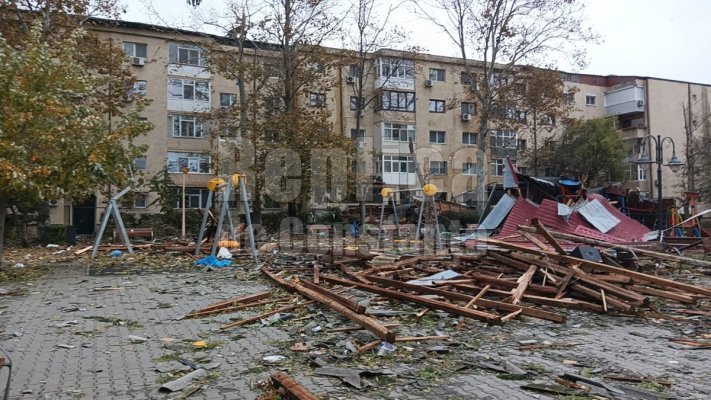 Jale în Faleză Nord, după ce un acoperiș a fost smuls de vânt și aruncat peste un loc de joacă. Video