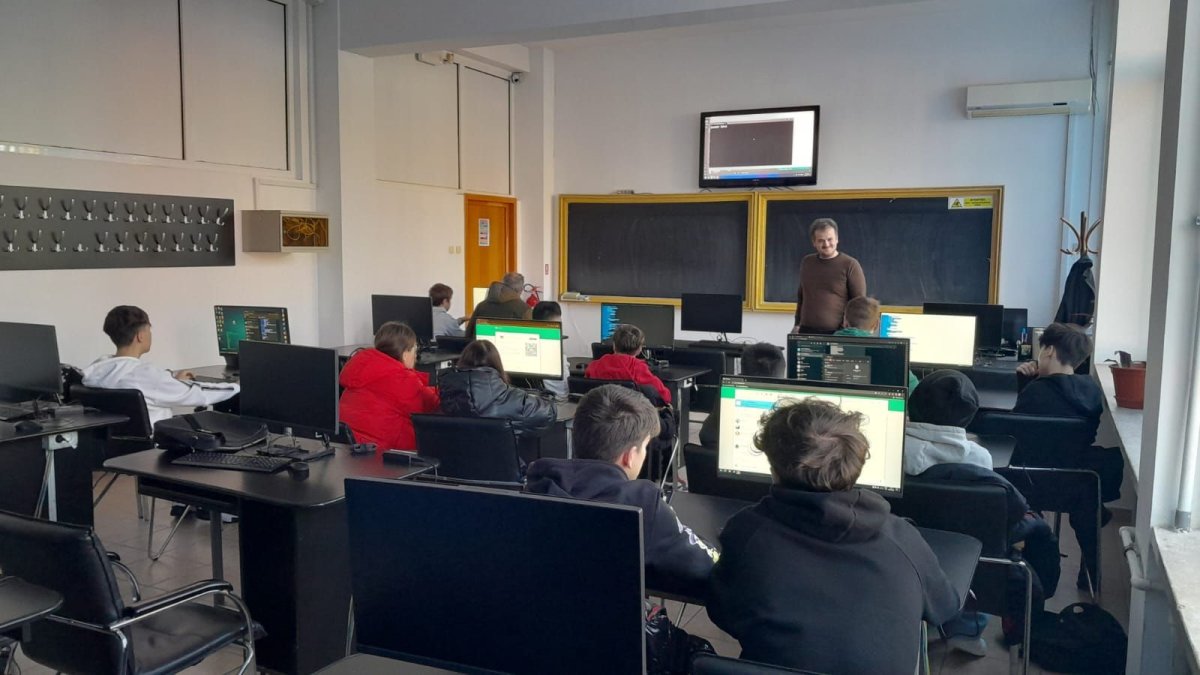 Elevii Liceului „Tomis“ au facut orele de informatica la Universitatea Maritima din Constanta