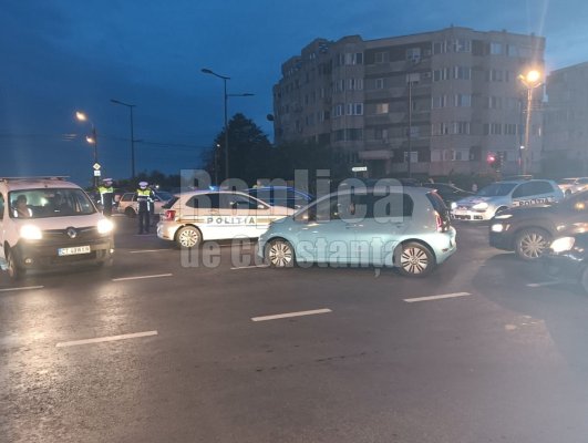 Coliziune între 2 mașini, la intersecția bulevardului 1 Mai cu strada Caraiman