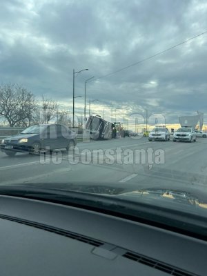 Un TIR s-a răsturnat pe podul rutier de la Năvodari