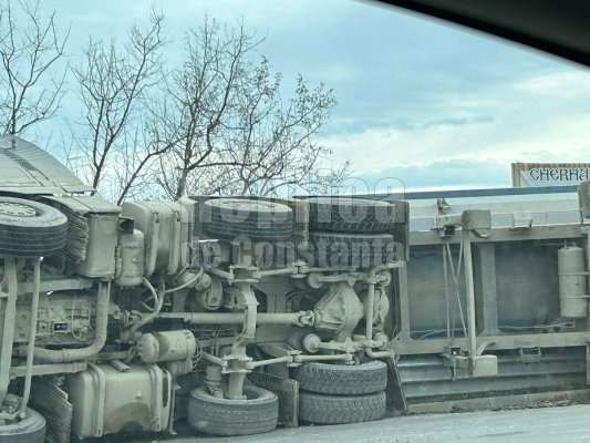 Un TIR s-a răsturnat pe DN 2A