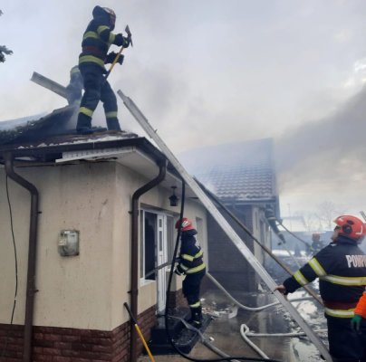 Incendiu violent, la o locuință din localitatea Bucu. O persoană a ajuns la spital