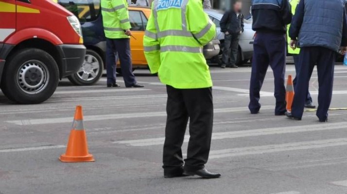 Un bărbat lovit de mașină a zăcut jumătate de oră în ploaie, pe asfalt, în fața unei secţii de poliţie