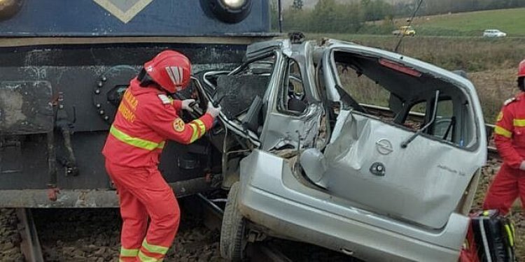 Accident feroviar! Tren marfar izbit de o autoutilitară, trei persoane rănite