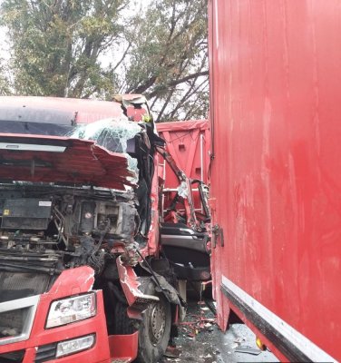 Carambol la Țăndărei: două TIR-uri și un autoturism au fost implicate într-un accident