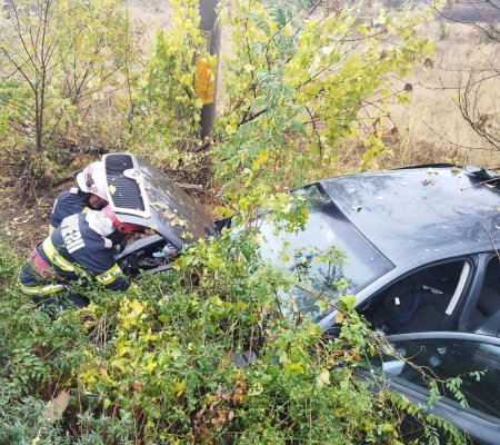 Un șofer a intrat cu mașina în copac, pe E85