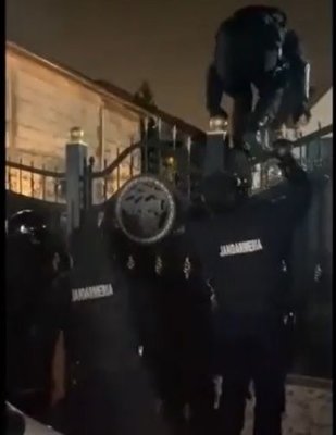Percheziții într-un dosar de trafic de persoane,  proxenetism și camătă. Video