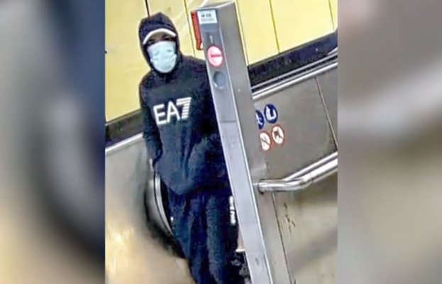Un bărbat mascat, cu glugă, a aruncat o grenadă la metroul din Frankfurt și a reușit să fugă