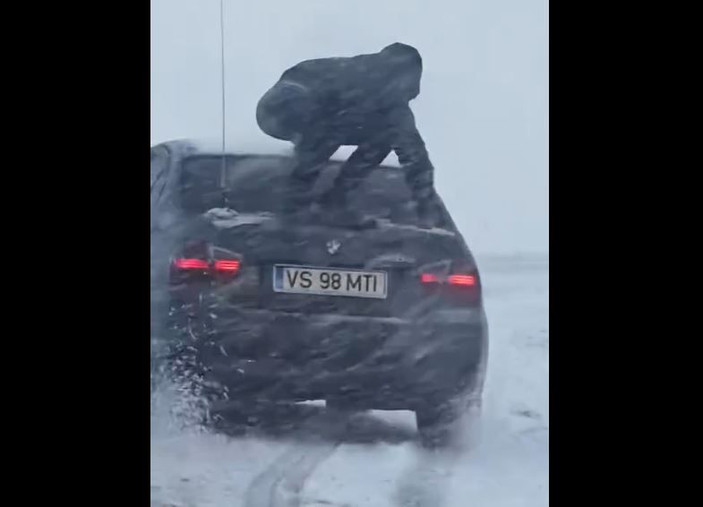 Un barbat s-a urcat pe un BMW cu tractiune pe spate, in mers, ca nu avea aderenta. Video