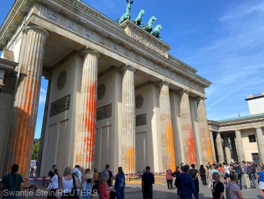 Eforturile pentru îndepărtarea vopselei de pe Poarta Brandenburg continuă