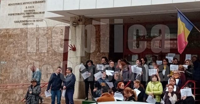 Angajatii CJP Constanta, protest in fata institutiei