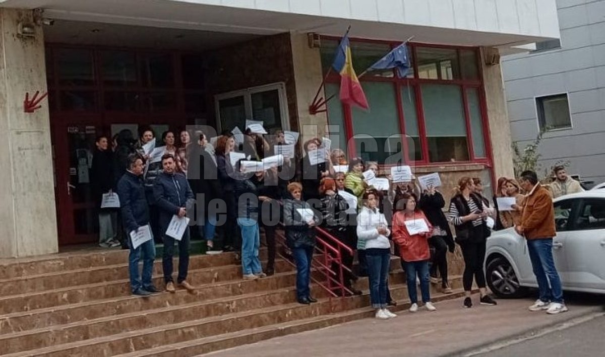 Angajatii CJP Constanta, protest in fata institutiei