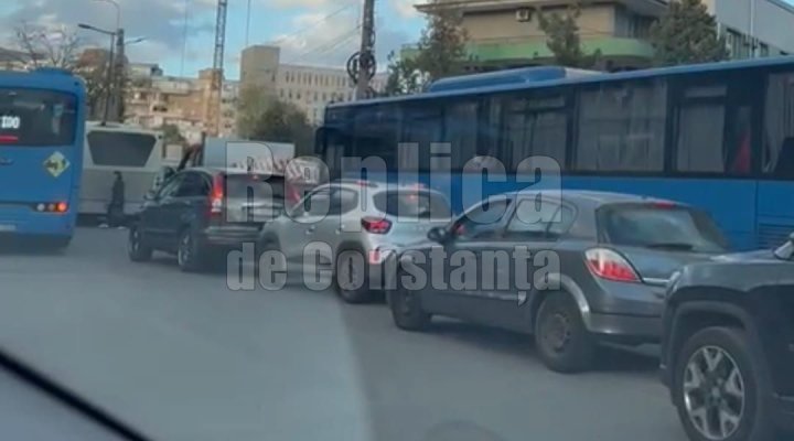 Coadă infernală de mașini, la intersecția bulevardelor Ferdinand și Lăpușneanu. Video