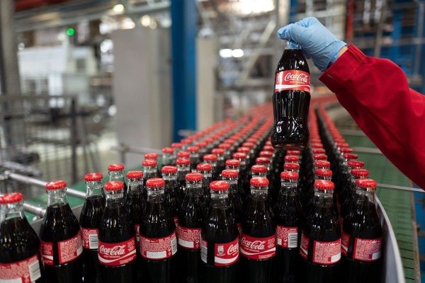Alertă maximă! Oameni intoxicați, după ce au băut sucuri Coca-Cola