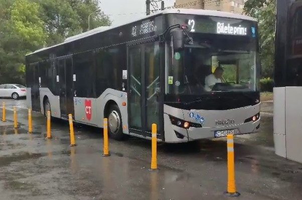 CT BUS: Autobuzele de pe majoritatea liniilor circulă cu dificultate, din cauza carosabilului inundat