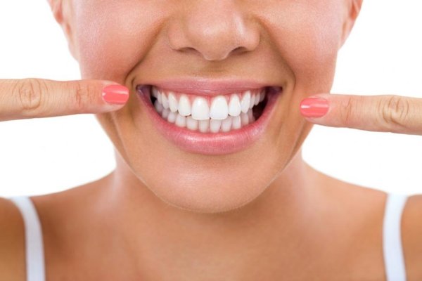 Uleiul care are grijă de dinții tăi: Elimină bacteriile care îți afectează gingia