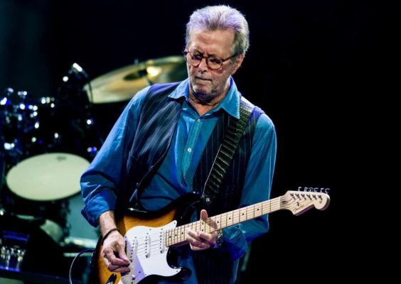 O chitară care i-a aparţinut lui Eric Clapton, vândută la licitaţie cu peste un milion de dolari