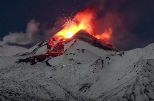 Vulcanul Etna a erupt spectaculos. Jeturi de lavă incandescentă au luminat cerul. Video