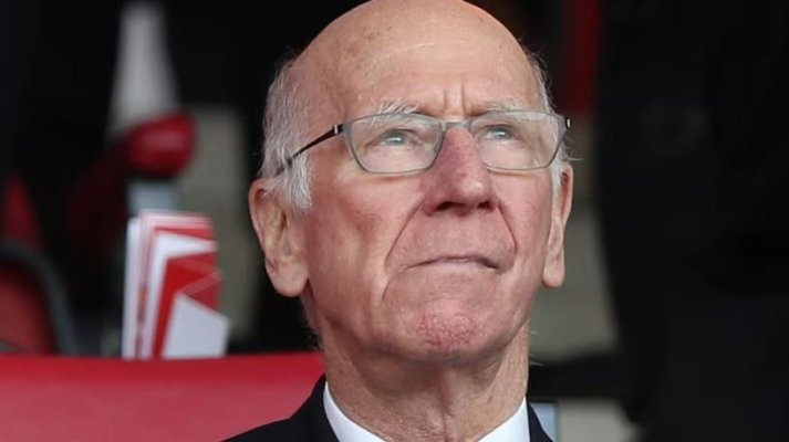 Fotbal: Mii de fani au întâmpinat cortegiul funerar al lui Bobby Charlton lângă stadionul Old Trafford