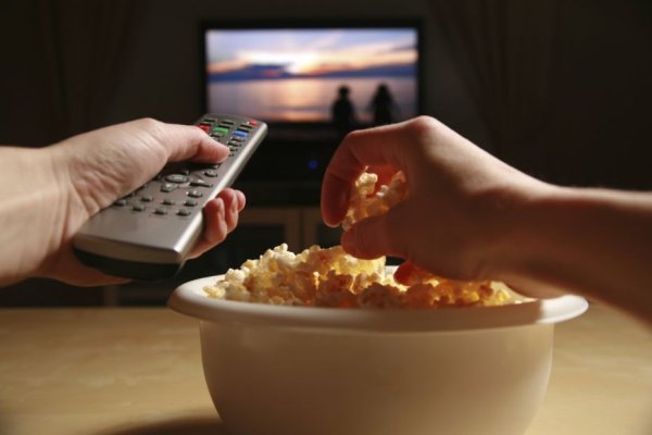Ce se întâmplă cu sănătatea noastră atunci când ne uităm la un film pe zi